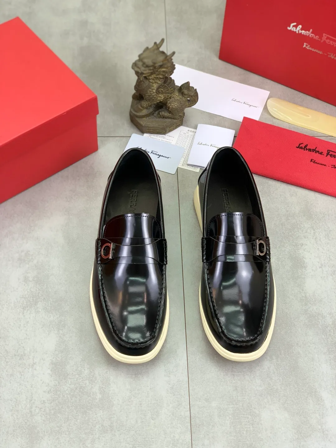 Men's Men's Shoes 💰P580💰[New Style] Water-dyed Niuli 🆘[Salvatore Ferragamo] Ferragamo's latest casual business leather shoes for men! Listed simultaneously! The fabric is made of specially imported original open-edge beaded calfskin, and the interior is made of imported water-dyed cowhide. It is absolutely luxurious and leads the fashion trend. Matching code: 38-44 (45 and 46 can be customized) Black, brown and burgundy colors available